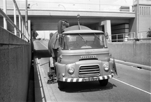811231 Afbeelding van een veegauto van de Gemeentelijke Reinigingsdienst op de Kanaalweg te Utrecht; op de achtergrond ...